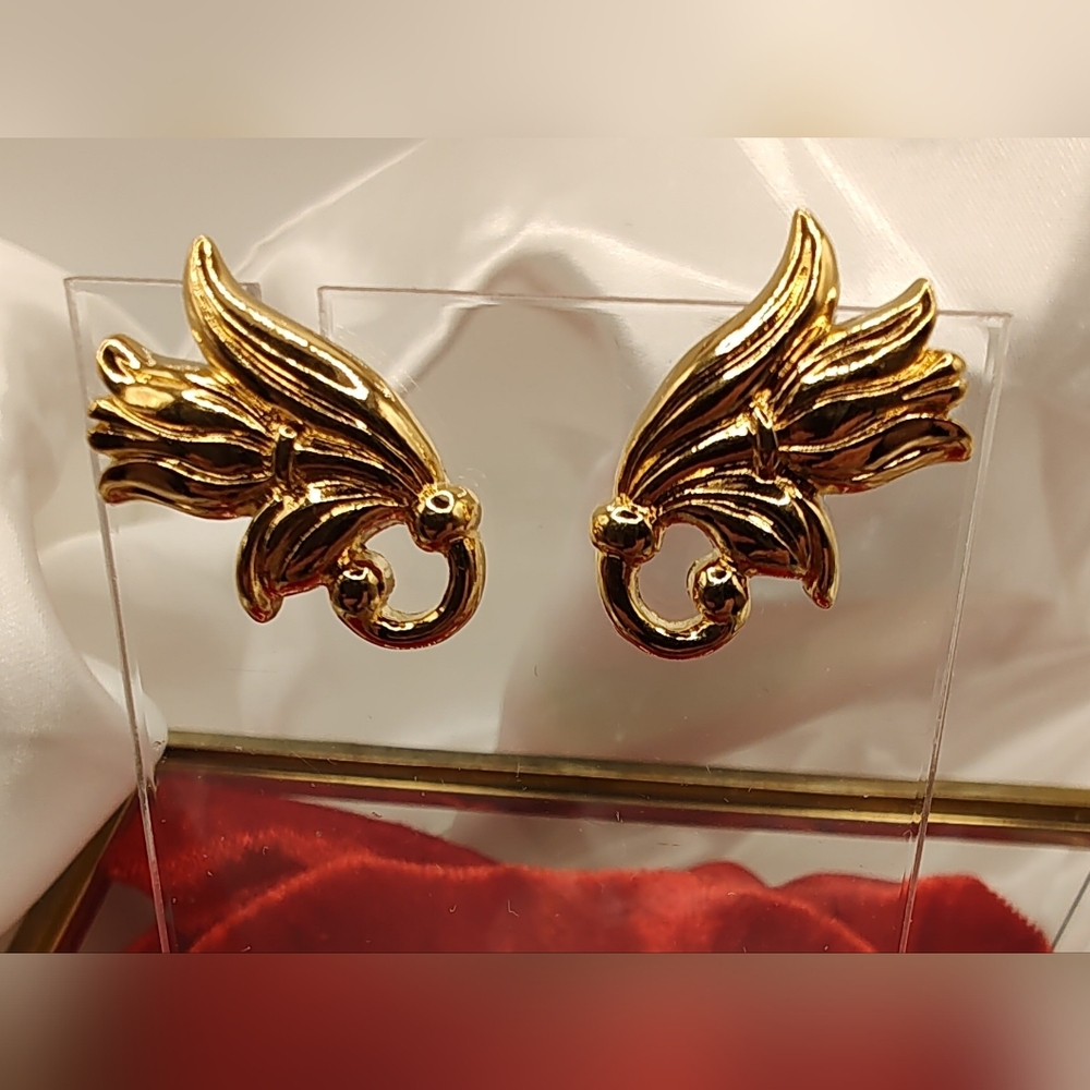 Vintage Gold Tone Avon Tulip Earrings In Excellent Condition